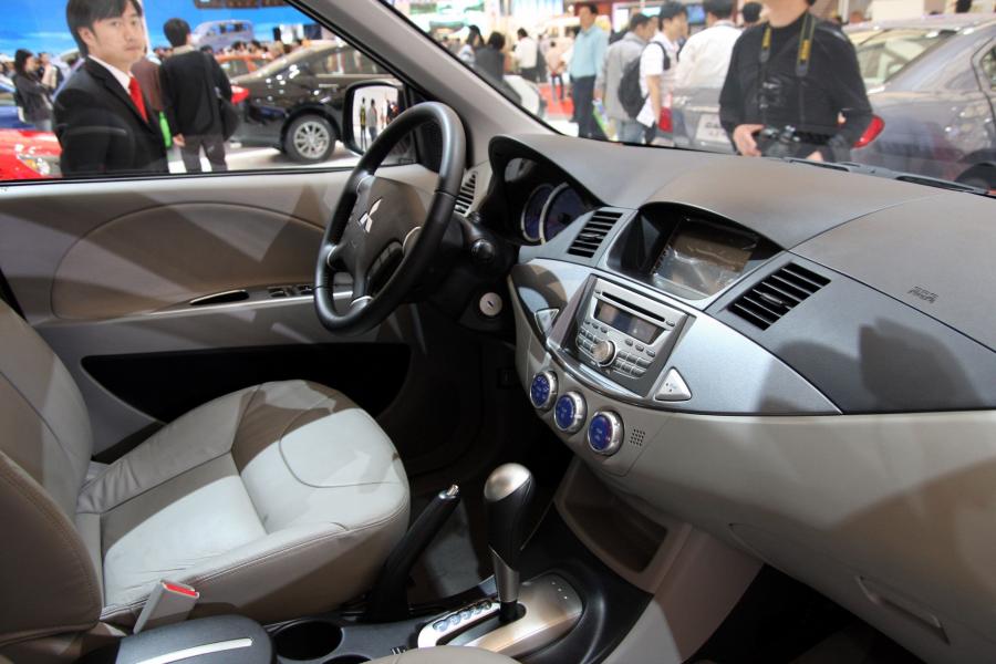  Mitsubishi Zinger 2006 года  (фото 2 из 9)